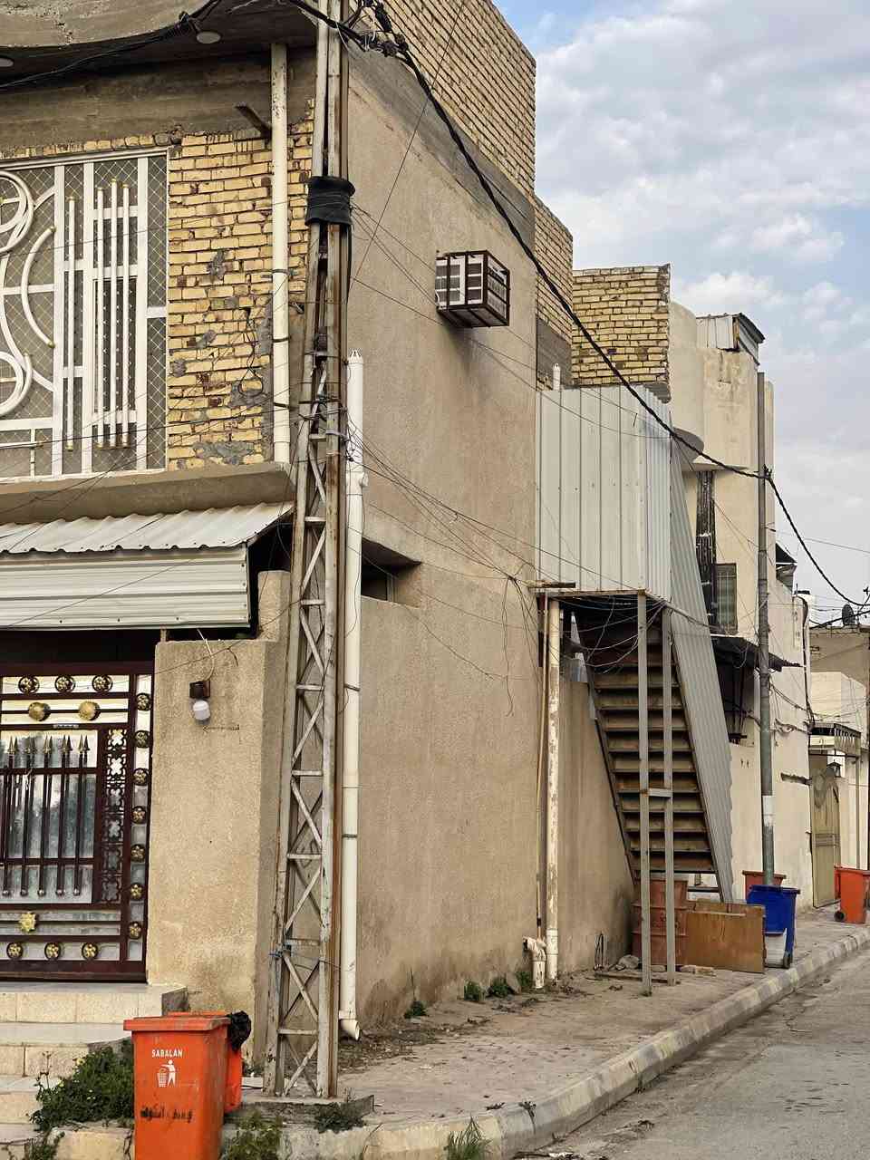 دار للبيع مساحه ١٥٠ متر ركن على متنزه في حي الحسين ع البيت طابقين بناء حديث والطابق الثالث ساندوج كامل . الاستفسار الاتصال على رقم 
***********
