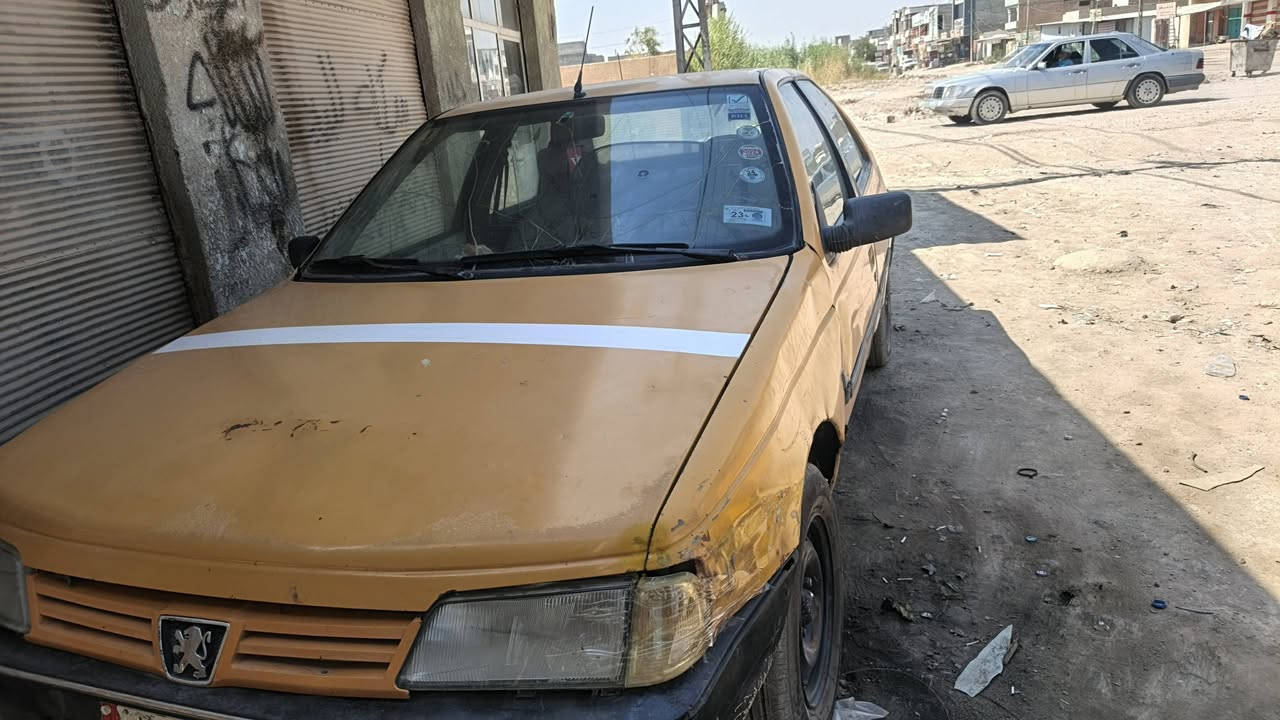 السلام عليكم سياره بيجو روا للبيع سياره جاهزه كامله محرك نضيف خير من الله تبريد شغال مابيها نقص زوج تايرات المامي جديد معه رقنها نجف صاحبها بنجف بس ماندله ابيع هيج كوم حديد سياره سعرها مليون وسبع ميه مجالها قليل كلش اتكفلك سرقه وعشائر وسياره مثل ماموضحه بل صور ه‍ـ ***********
