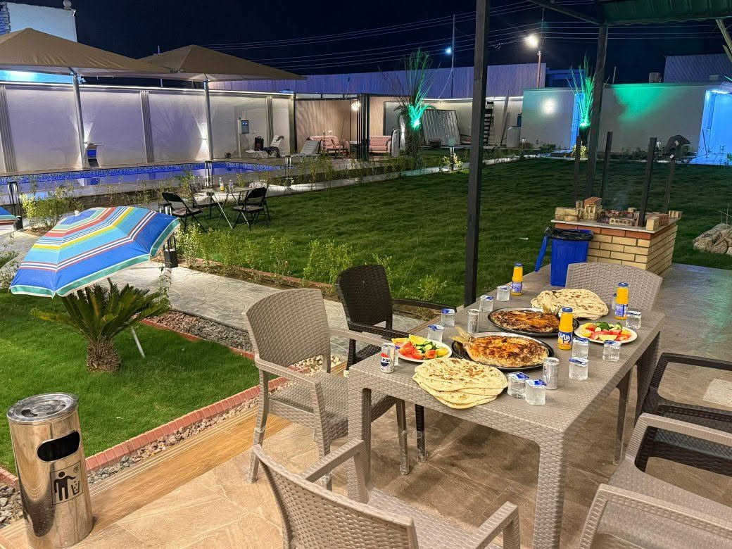 تدور مكان يلم الشلة والعائلة براحتهم؟
أحلى شي! دام عندك مسبح + غرف نوم + جلسات + بلياردو = المزرعة صارت منتجع مصغّر 😎- مزرعتنا بيتك الثاني خصوصية وراحة ووناسة

✅ مسبح كبير للسباحة والوناسة
✅ غرف نوم مكيفة للراحة 
✅ جلسه وشوي 
✅ طاولة بلياردو للسهرة

المكان كله الك ولفريقك - خصوصية 100%
للحجز والاستفسار: [***********]

#مزرعة_للإيجار #وناسة #جمعة_الأصدقاء
