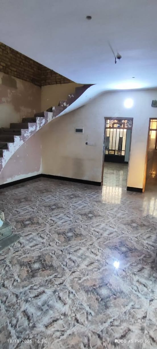 مكلف بالنشر
بيت للايجار في ضباط السريع رابع فرع خلف الجامع مساحه 150متر بيت كامل مواصفات مثل ما موضح بل فيديو  ارضيه سيراميك بل كامل طابق واحد مكون من غرفه كبيره وصاله كبيره ودوانيه كبيره مناور ثنين صحييات كامله سيراميك بدل الايجار 350الف قفل للاستفسار الاتصال على الرقم بي واتساب ***********
