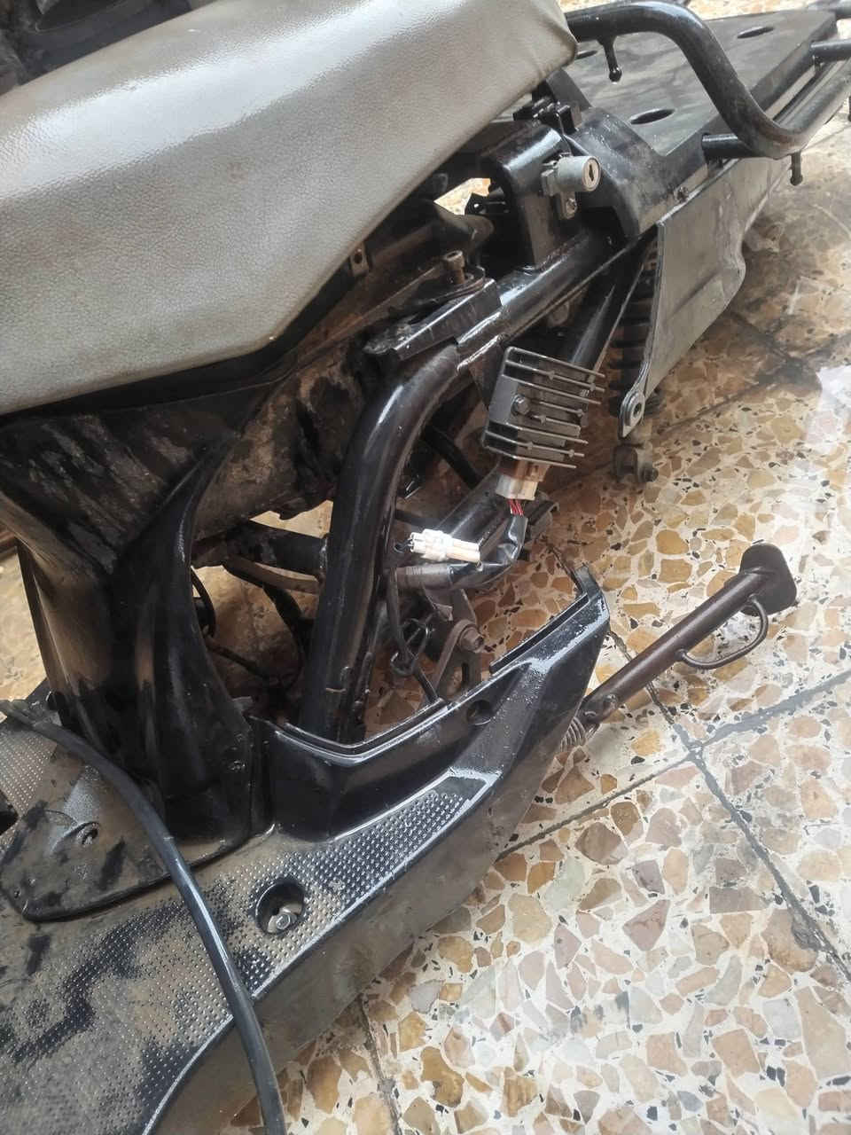 السلام عليكم اخوان شاصي بيكم نوزل كامل ماعده الصفاح الضفيره كامله مع العقل وكتف شحن العبوه مال البانزين كامله ديل خلفي موجود السعر 75 قفل مكاني بغداد العبيدي رقم الهاتف ***********
