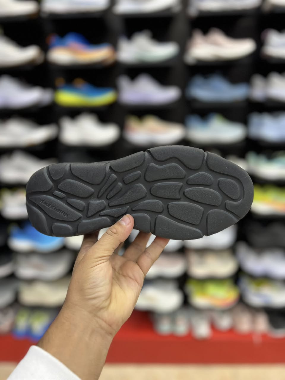 Skechers

التصميم: حذاء رياضي برباط، يتميز بجزء علوي مصنوع من القماش الشبكي والمواد الاصطناعية مع طبقات إضافية لزيادة المتانة.
المميزات:
نعل أوسط ممتص للصدمات يوفر الراحة أثناء المشي أو الجري.

اصلي وكاله غير مستخدم
متوفر قياس 40.5

العنوان النجف ملحق الروان 
توصيل 🚚 محافظات 6 داخل النجف3 
*********** واتساب
