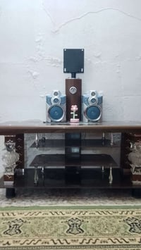 ميز تلفزيون • جديد • مرتب