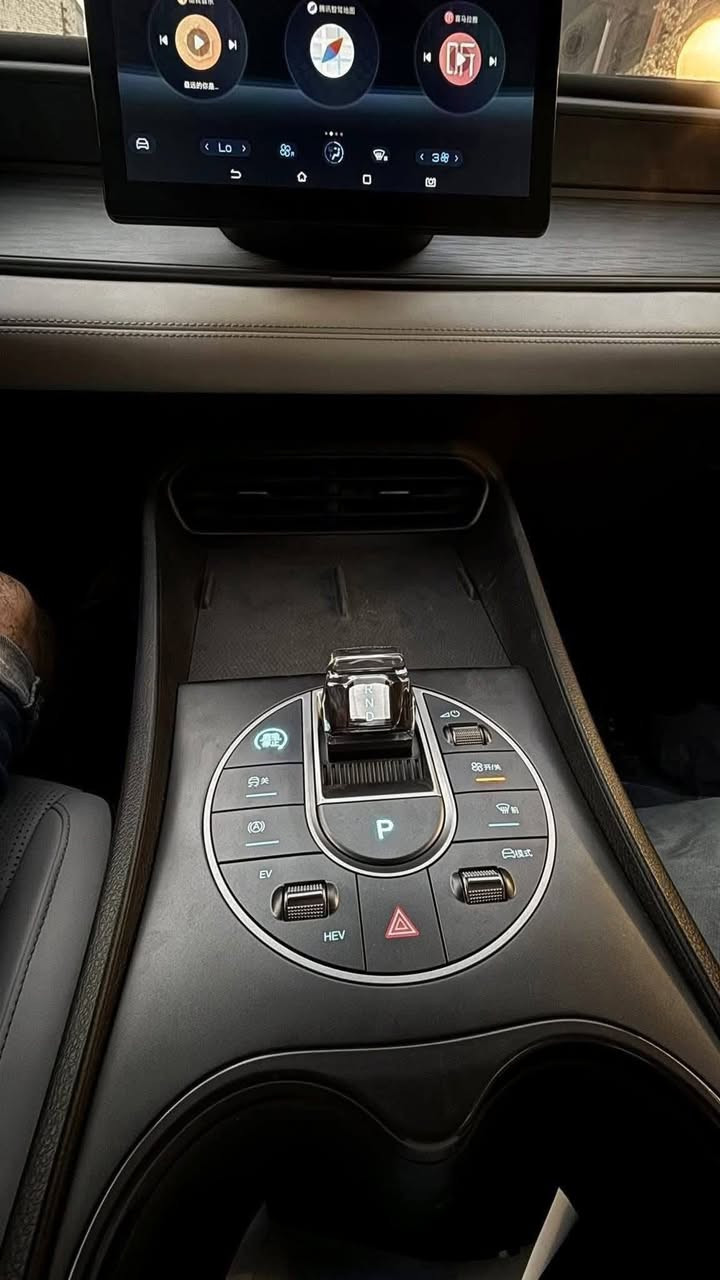 السلام عليكم 
سيل 5 البيع ابيضّ داخل ابيضّ 
سياره مرقمه وبسمي جاهزه ماشيه 3000
سياره عارضها با 18 مليون وبيها شي بسيط حك الجيه 
مكاني البلديات 
***********
