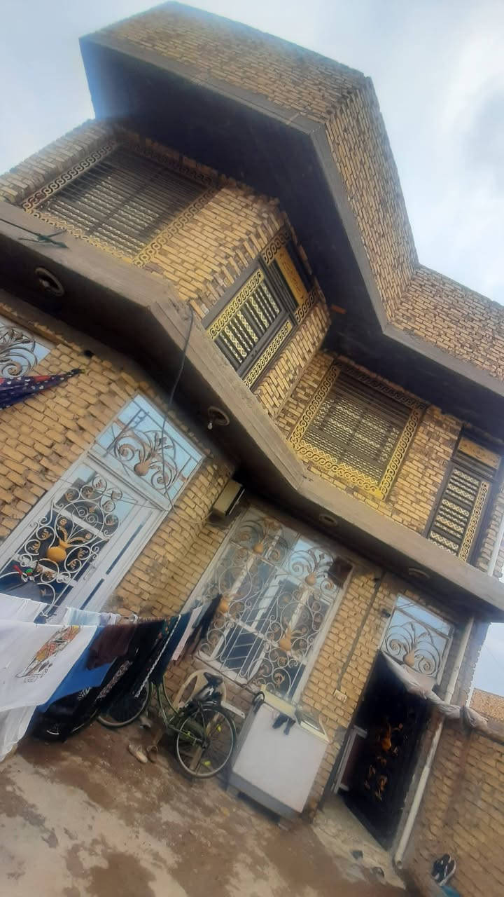 بيت ضخم طابقين 200 م طابو زراعي ست غرف نوم هول فوك وجوه ثلاث مجمعات صحيه مطبخ استقبال كبير حديقه كراج طابق اول كامل وثاني لبخ وارضيه السعر 112 وبي مجال عنوان حله شارع سيد علي ليربط بزوير للاستفسار اكثر عالرقم ***********

