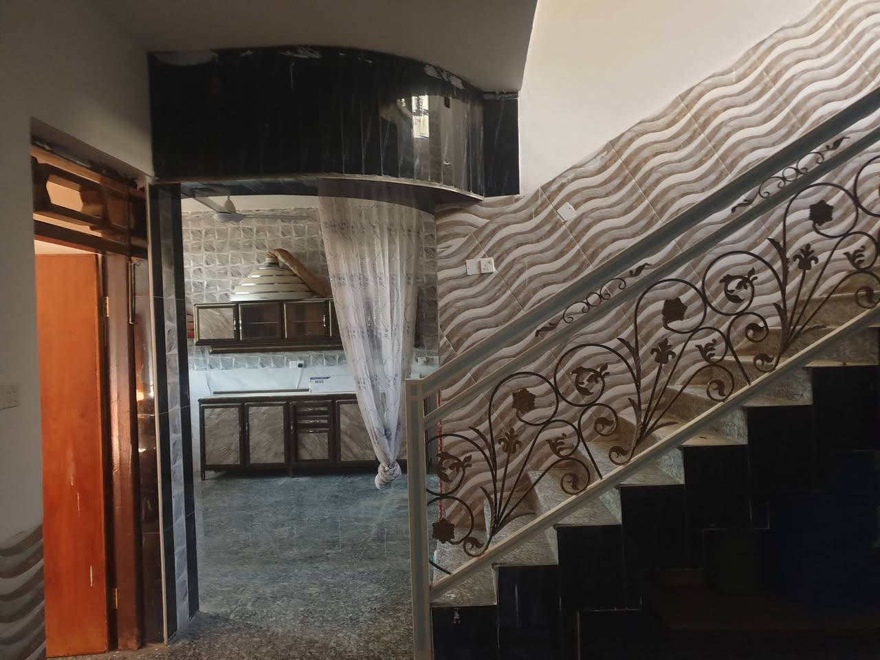 للبيع مشتملات عدد 2 مساحة كل مشتمل 225م 
كل مشتمل يتكون من 4 غرف نوم واستقبال ومطبخ وصالة وصحيات داخليه الأرضية سيراميك والجدران السعر على الخاص مكتب عقارات الصفا الانبار قضاء حديثة الحي العسكري قرب منفذ النواعير 07823019+90
***********
