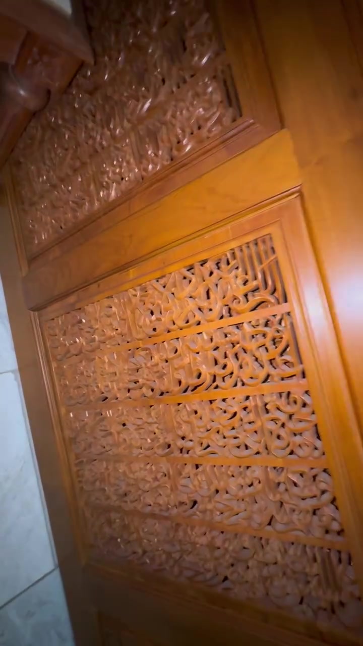 بارافان او (فاصل خشبي) أنيق مصنوع من الخشب الطبيعي، يتميز بنقوش وزخارف محفورة يدويًا بتصميم تراثي فاخر منقوش عليه اية الكرسي كامله 
 الارتفاع حدود المترتين والعرض اقل ال٣مترات 
***********بي واتساب
