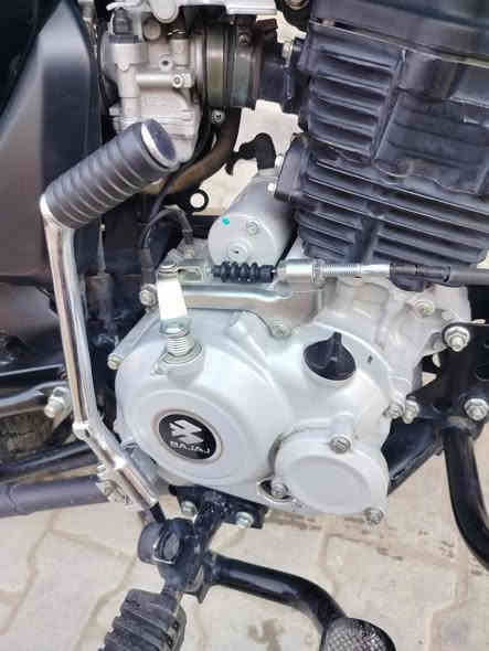 السلام عليكم بوكسر مديل 23 مرقم لوحه وسنويه باسمي هزه جديد ارقام انكليزي دراجه كفاله عامه  مكينه برغي ممفتوح بيها دراجه جديده وبلعافيه عل ياخذها السعر 2450 وبيها مجال مكاني بغداد الحريه رقم ***********
