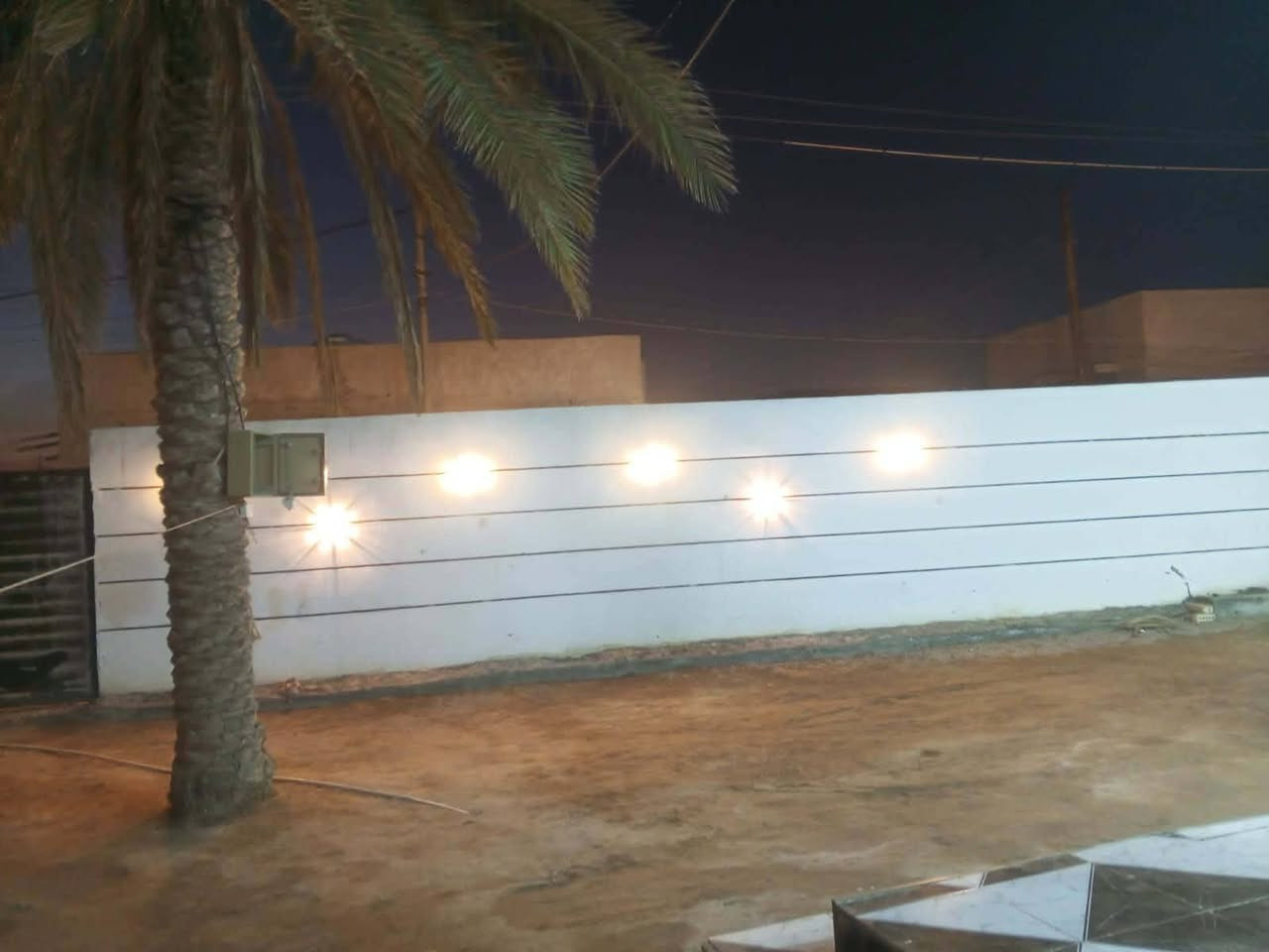 بيت للبيع
المساحه الارض ٥٥٠ متر 
مع دار ٣٠٠ متر 
يحتوي على غرف نوم عدد ٢
صاله عدد ٢
استقبال 
ومطبخ عدد ٢ 
نوع العقار طابو سند ٢٥ 
السعر ١٩٠على شارع بغداد يا معود 138 ***********
***********
