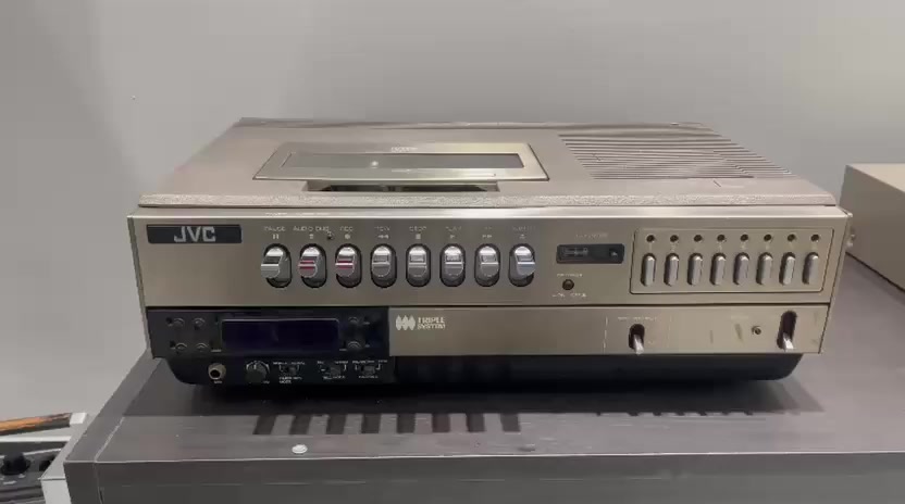 هذا الجهاز هو مسجل فيديو (VCR) من إنتاج شركة JVC جهاز باناسونيك P03 (Panasonic NV-P03) هو مسجل فيديو (VCR) كلاسيكي من عدد2 
المجموع عدد 3 ( السعر 100 الف الكل )


**إذا كنت صاحب هذا الإعلان وتريد حذفه لأي سبب، رجاءا أرسل رسالة إلى الدعم الفني**