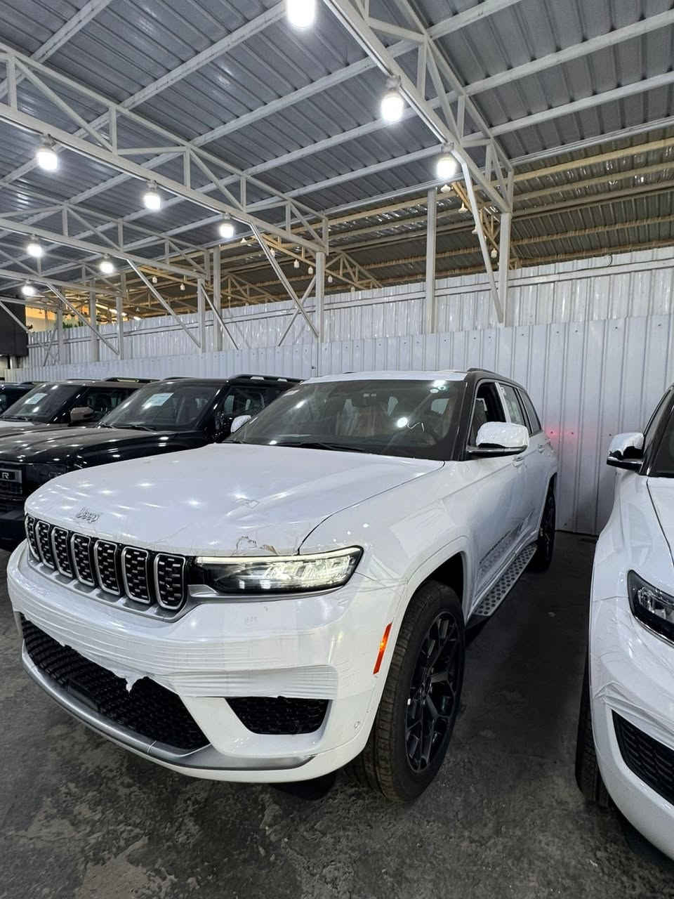 تعلن شركة عمر العبيدي لتجارة السيارات الحديثة 
وصول جيب جراند شيروكي Summit 2025 الخليجي
تأتي جيب جراند شيروكي Summit Reserve 2025 (خليجي) كسيارة SUV فاخرة بمحرك 
 لتر V6 بقوة 293 حصان، ونظام دفع رباعي 4WD، مع مقصورة جلدية فاخرة (نابا)، شاشات 10.1 بوصة، نظام صوتي متطور، سقف بانوراما، وميزات أمان متقدمة تشمل كاميرات 360 درجة، رادار، وتبريد/تدفئة للمقاعد، مما يجعلها خياراً يجمع بين الفخامة والأداء القوي.   السعر 95.000.000 مليون دينار عراقي  شامل اللوحات المرورية بغداد
للاتصال والاستفسار 
***********
او زيارة موقع الشركة
بغداد الكريعات شارع المعارض
