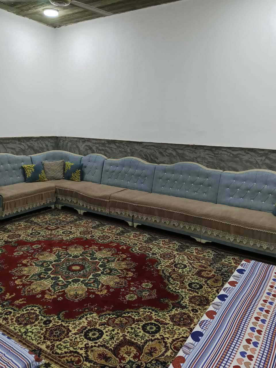 السلام عليكم بيت للبيع تجاوز مساحه ٢٠٠م بناء🏫 جديد الحي العسكري الاولى قرب مستشفى هيت الجديد شارع ١٠م موقع ممتاز يحتوي على ٢ غرفه نوم.... صاله.... استقبال..... مطبخ... صحيات خارجيه وداخليه رقم الهاتف ***********السعر المطلوب ٥٥مليون قابل للتفاوض
