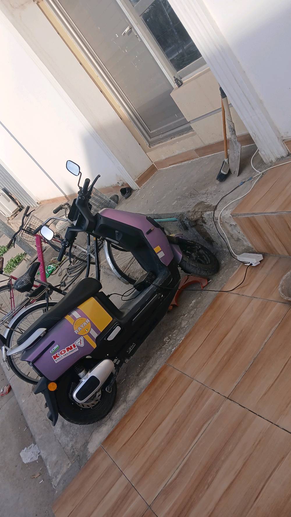 دراجه ام عيون نضيفه بطاريات جدد شركه وتاييرات كذالك مكاني بغداد الكراده كلشي شغال بيها 