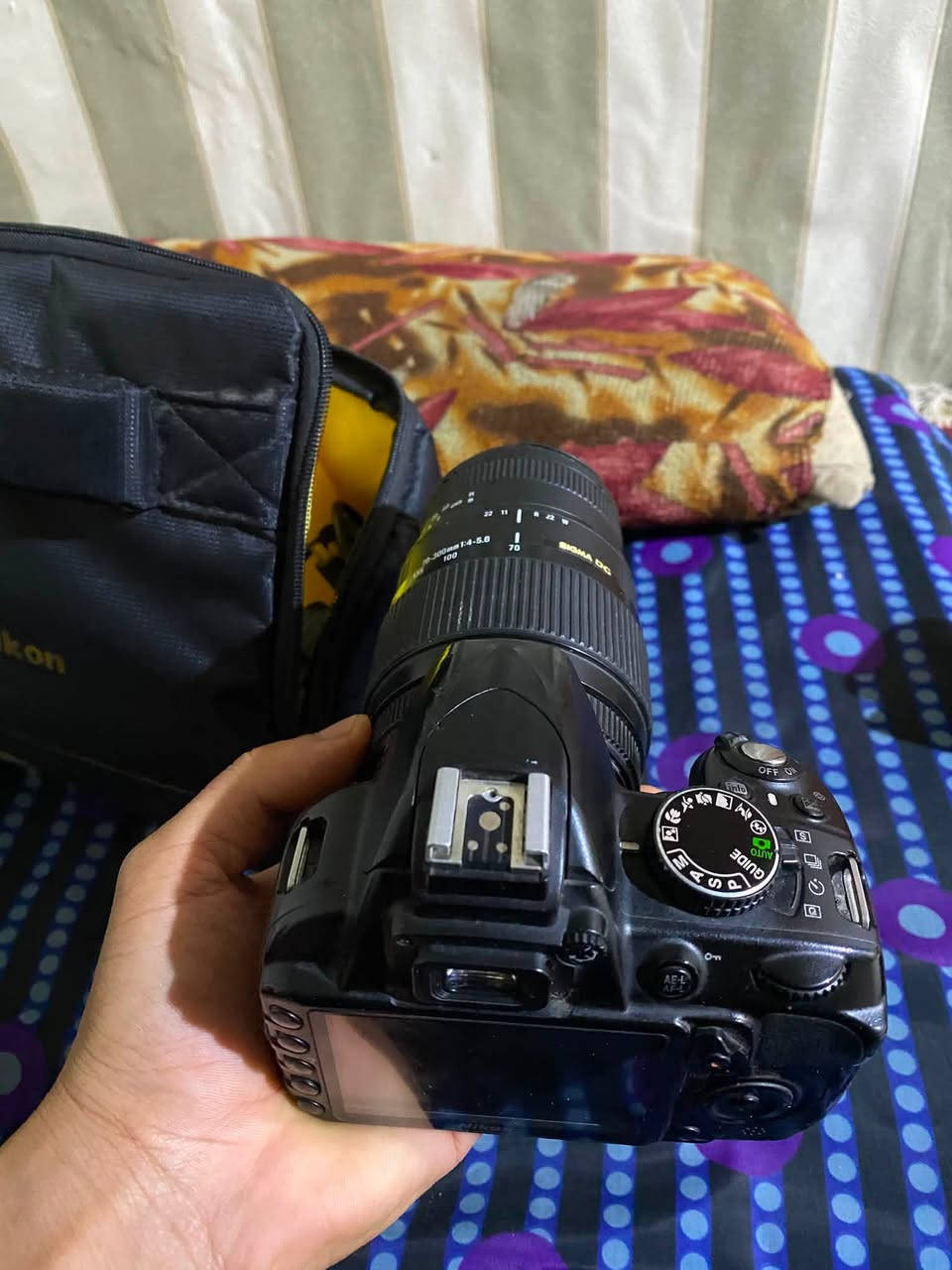 كاميره نيكون D3100 كامره راقيه تخبل تصويرها حلو عدستها رياضيه السعر 350وبيها مجال الستفسار ***********
