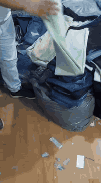 شروة بنطلون جينز رجالي ونسائي. عدد 4000.  قطعه سيريات مكسره تركي.   الوان. السعر للقطعه 1.35دولار.     اقل طلب نص الكميه.


**إذا كنت صاحب هذا الإعلان وتريد حذفه لأي سبب، رجاءا أرسل رسالة إلى الدعم الفني**