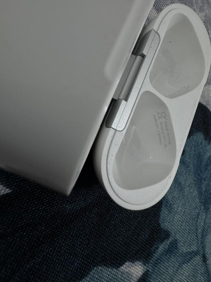 السلام عليكم شباب سماعة ايربود الجيل الرابع عزل ضمان شركات الله شاهد قبل اربع ايام اخذتها من الربيعي ب 245 الف وهسة رايدها ب 225 و بيها مجال مكاني بغداد سبب البيع لان تفلت من اذني 😂
*********** واتساب و رصيد
