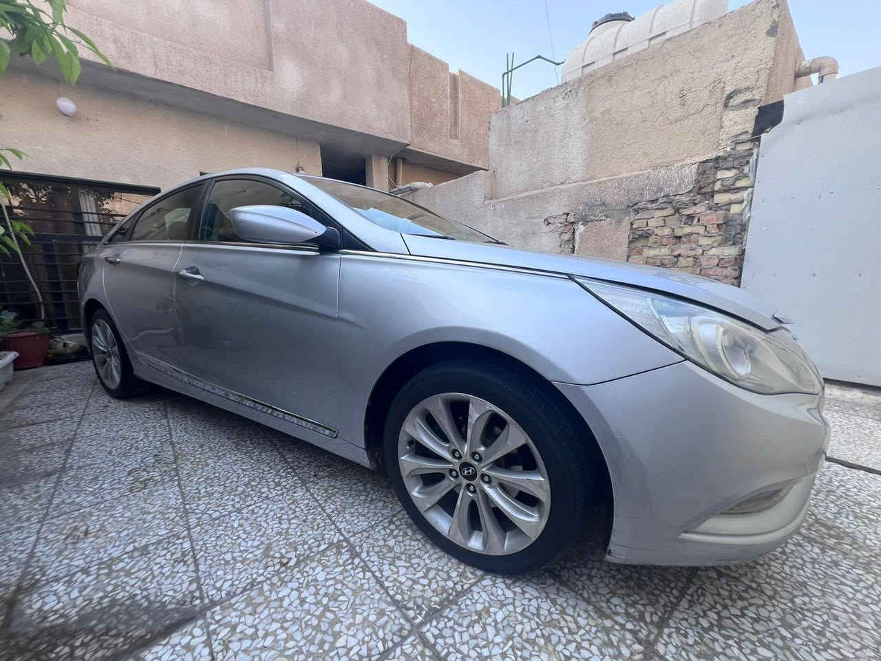 سوناتا موديل 12 وارد كندي رقم بغداد / 90 ورقه
فتحه سلايد / شاشه كبيره مع كامره دوراه / لايت زنون /  تدفئه كشنات امامي وخلفي / كشن سائق كهرباء/ كير محرك تبريد صدر سياره جاهزه بدون اي نقص  / مكاني بغداد تقاطع درويش ***********  تفاصيل موجوده بالسونار
