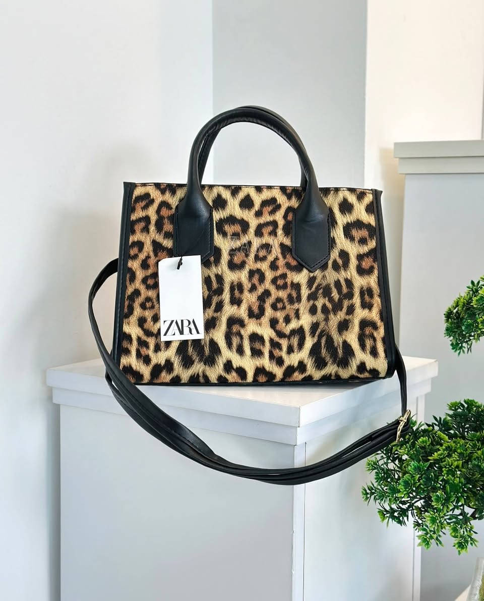 جنط نسائي 
سعر المفرد 10 آلاف دينار
سعر الدرزن 84 ألف دينار
قياس 18 × 28 سم 
واتس اب :***********
واتس اب :***********
