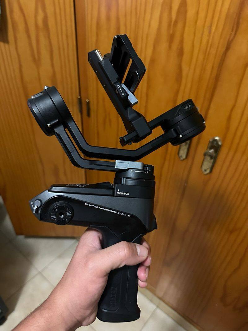 كمبل للبيع Zhiyun Weebill 2. 
ثلاثي الحاور 
شاشه لمس قابله لطي ملونه 

9 ساعات تشغيل 
يدعم الشحن السريع 
فول مواصفات 
مزود بمستشعر ومحرك لتقليل الاهتزار وتحسين الاستقرار 
السعر خاص


**إذا كنت صاحب هذا الإعلان وتريد حذفه لأي سبب، رجاءا أرسل رسالة إلى الدعم الفني**