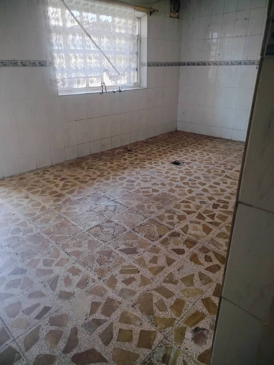 السلام عليكم بيت للايجار مساحة 200 متر موقع سومر حي الساهرون غرفتين وهول واستقبال ومطبخ وصحيات ايجارو 300الف للتواصل 
***********
#شهاب للعقار
