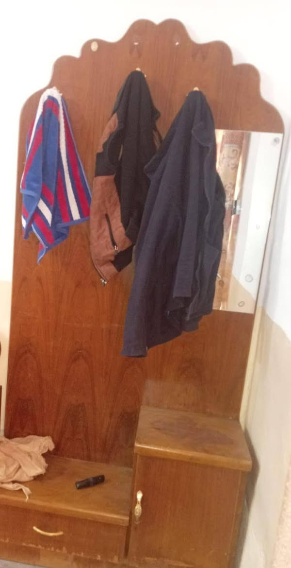 السلام عليكم غرفة خشاب للبيع سعرها مناسب للاستفسار الاتصال على الرقم ***********
