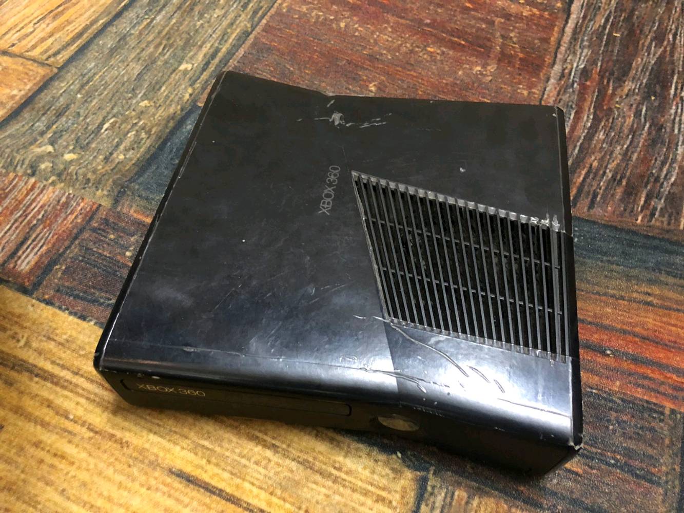 Xbox 360 slim 
كامل ملحقات يحتوي على العاب 157 لعبه
هو والكارتونه نظيف بدون تصليح ولا صيانه جهاز يبقى عمر وياك 
مكاني بغداد الشعب 
متواجد واتساب 💚