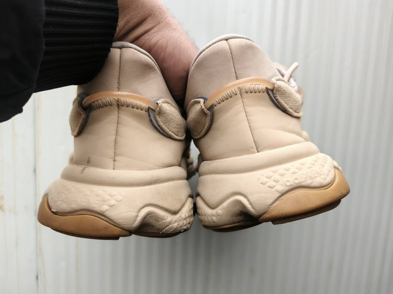 اديداس اوزيكو اصلي
جلد كامل
قياس45
طول 29

للحجز
خاص او واتساب***********
حصرا خاص او واتساب

انستكرام

https://www.instagram.com/yasser_alghazal?igsh=MTB6MnM4ODV1cGgxNg==

وهذا رابط صفحتنا ع فيسبوك

https://www.facebook.com/profile.php?
