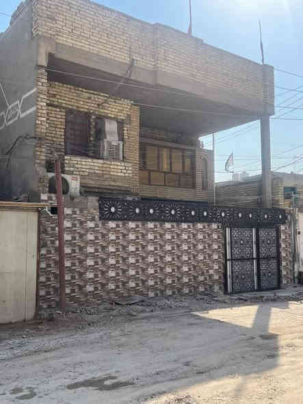 الدار البيع 140متر مربع زراعي قاطين  ركن على 3افرع حالين كاصين الشارع راح يبلطو من جديد بناء حديث تتكون من استقبال و4غرف نوم وصاله ارضيه وصاله فوك 
صحيات الطابق الرضي والطابق الثاني كل غرفه ويمهه صحياته 
مطبخ حار وبارد 
2,مناور 
يحتاج بس شتايكر الصطح 
العنوان الحبيبيه بين تقاطع الكهرباء وبين ساحت الحمزه 
مقابل لحوم البركه خلف مطعم حيدر ابوالشربت 
رقم صاحب الدار ***********
