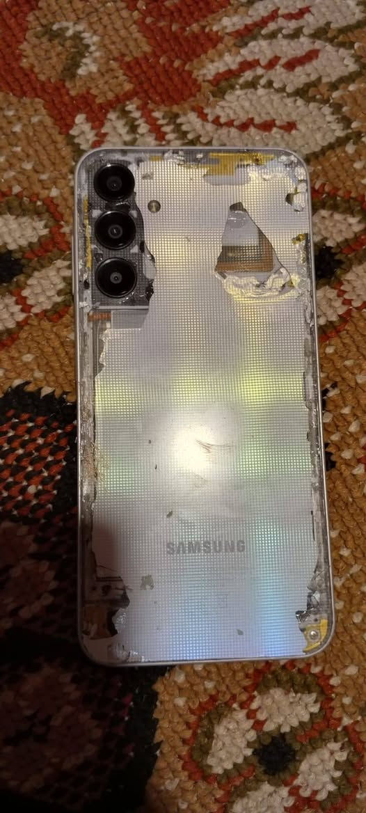 سلام عليكم عندي هذا المبايل A25 ذاكره 256
بس ضهره مفلش بس 
ومبدل شاشه وكاله اصليه 
مكاني بغداد الشعب حي اور للبيع السعر 90 الف وبي مجال رقمي واتساب 
***********
