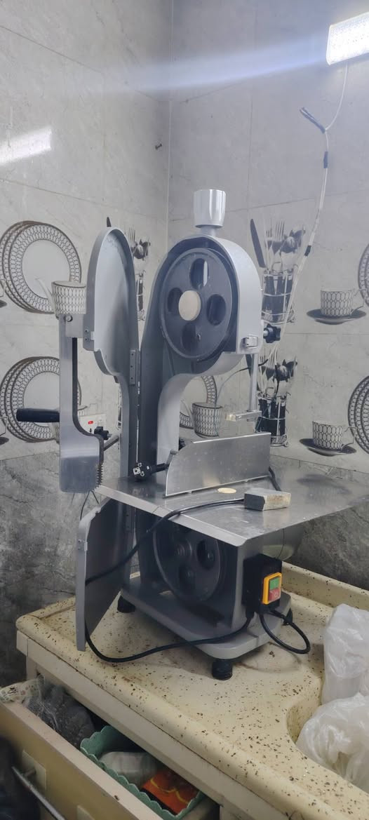 منشار لحوم كهرباء استعمال شهرين فقط جديد ١٠٠٪ السعر ٥٠٠ الف حي الجهاد ***********
