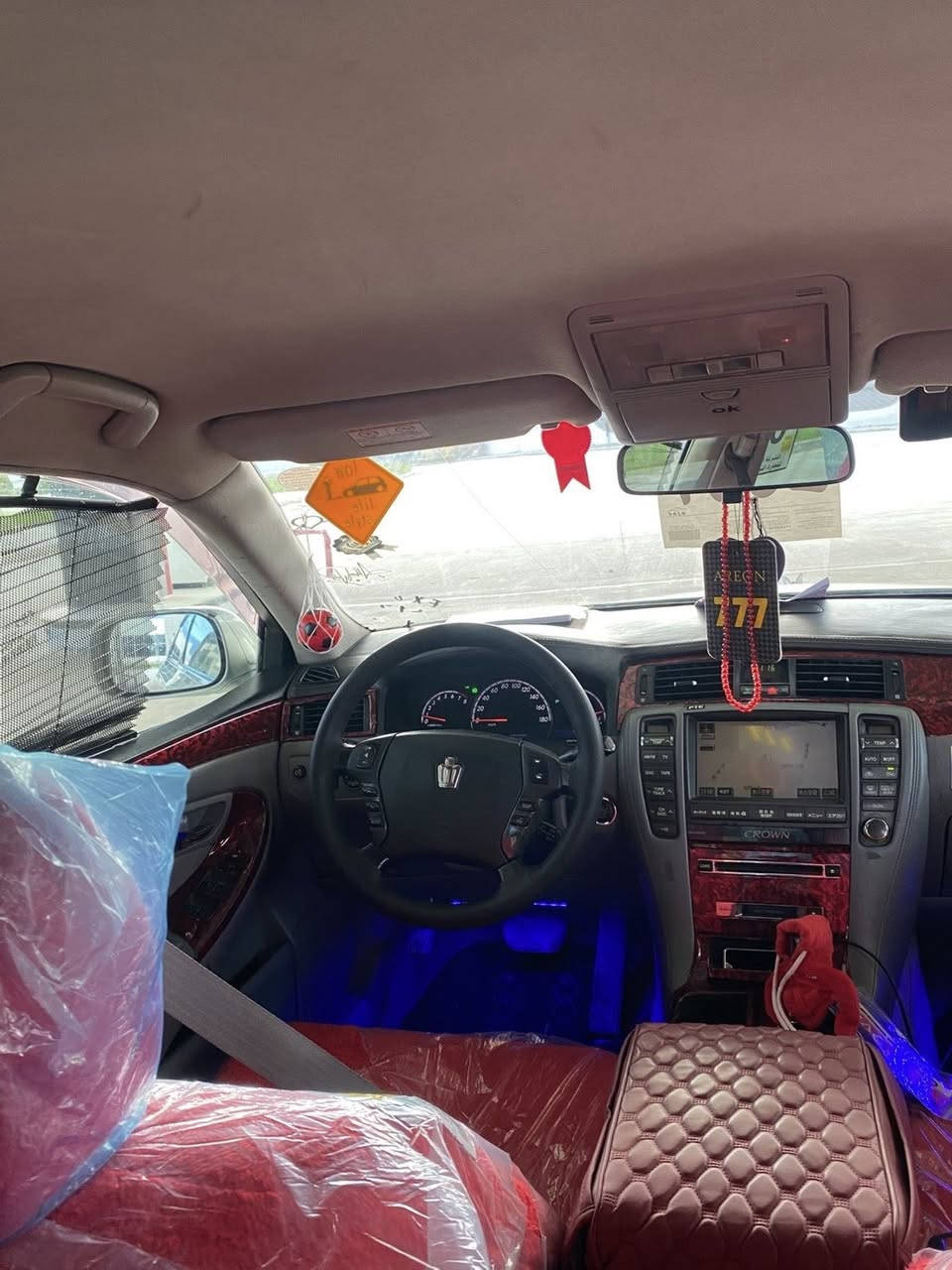 سەرەتا بەناوی خوای گەورە
شاهیینە ٢٠٠٥ بەسمە رەش 
بچووک بە بچووک ١٨٠ 
٤ تایە و ویلی لۆکی لە ژیرایە 
٢ دووگمەیە کامل جوانکاریە سەیارەکە 
بەشەرتی گێڕ و مەکینە و شەنسی کۆسەرە 
شوین سلیمانی 
ژ.م ***********
سعری ٤٥ گەڵا قفڵو کۆتای
