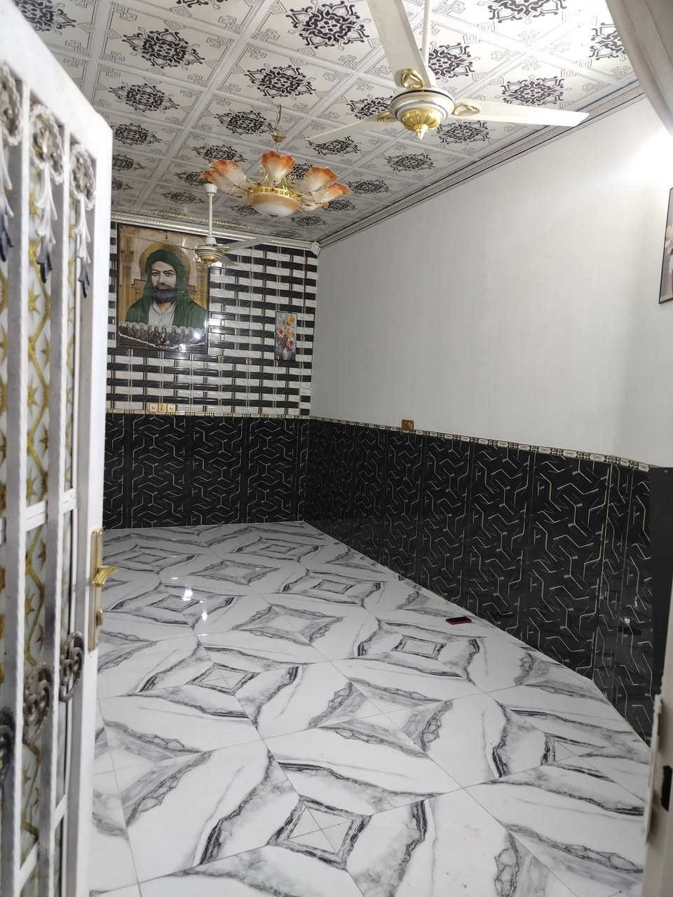 اللهم صل على محمد وآل محمد الدار للبيع طابو زراعي سند 25 الموقع العباسيه كاع محمد حسن البيت طابقين الطابق لأول يتكون من غرفه  وصاله ومطبخ وحمام داخلي وخارجي  واستقبال وطارمه والطابق الثاني يتكون من غرفتين وحمام وصاله البناء عن طريق مهندس  مساحت الدار 110متر  للاستفسار الاتصال على الرقم ***********
