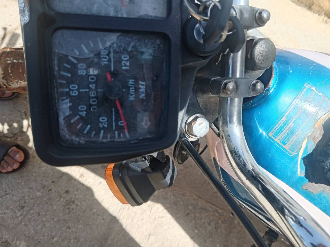 للبيع دراجه 4 كير نضافتها شوفت عينك هندر واحد كهربائيات شغاله
اوراقها ضايعه بيها بليته اكفلك عن السرقه 
محركها بارفز اصلي 
شلعه قويه كلجات جدد 
السعر 225 وبيها مجال قليل 
مكان (شاميه-صلاحيه) 
للاستفسار 
***********
