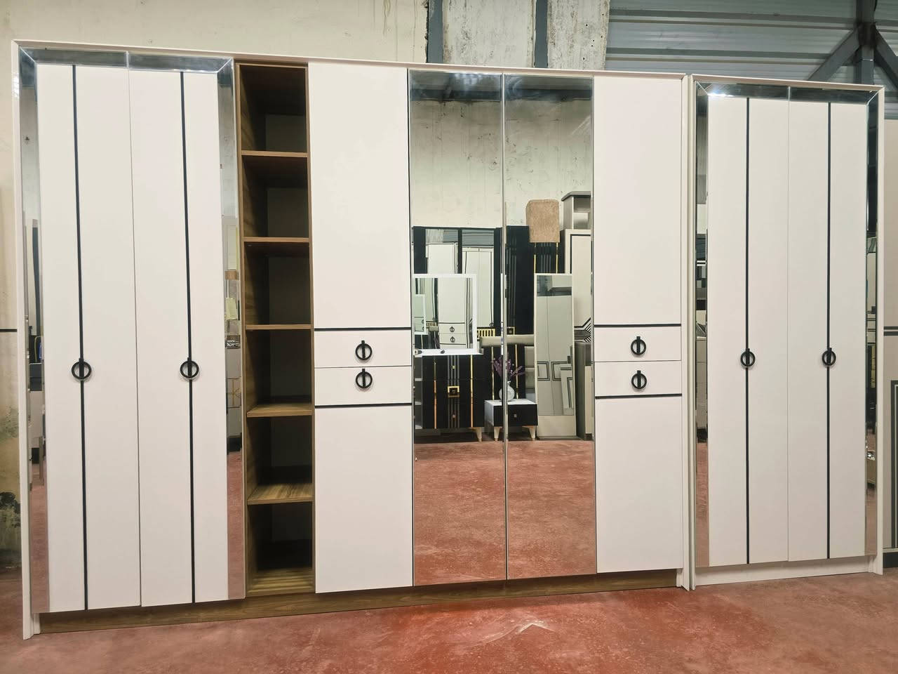 .❤️‍🔥 غرفة تركية مستخدمه بس عرض ❤️‍🔥.
🚪 نظام أبواب  10 قطعه  فاخر. 
🛏️ سرير بمخزن عملي. 
🪞 جام  أنيق. 
🧵 قماش وتر  أصلي سعره مليون و250.
✨ نظافة 99💯. 
🚚 شد ونقل مجاني داخل بغداد. 
📦 توصيل للمحافظات بأسعار رمزيه
    .  ❤️‍🔥. 

.(📩 للاستفسار راسل خاص).


**إذا كنت صاحب هذا الإعلان وتريد حذفه لأي سبب، رجاءا أرسل رسالة إلى الدعم الفني**