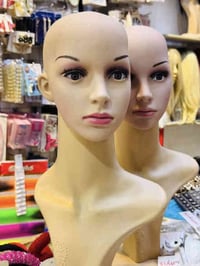 لعابات مجسمة • عرض باروكات • ٨٠سم مع ستاند