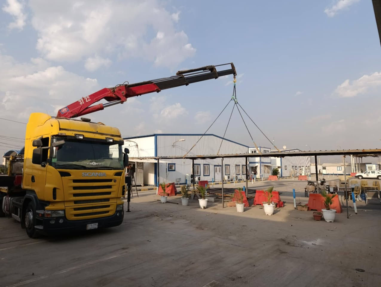 السلام عليكم للبيع اسكانيه بومه ٢٠٠٥سنويه اكرين عليه جهاز ألماني (HMF موديل ٢٠٠٣ / ١٣طن) اربع أسليت دهن رجلين مخالف طلقتين تخم تاير رقم انكايزي جديد بسمي
السعر (٥٥٠ خمس دفاتر ونص)( وبيه  مجال أستفسار مكاني ديوانيه /***********/***********
