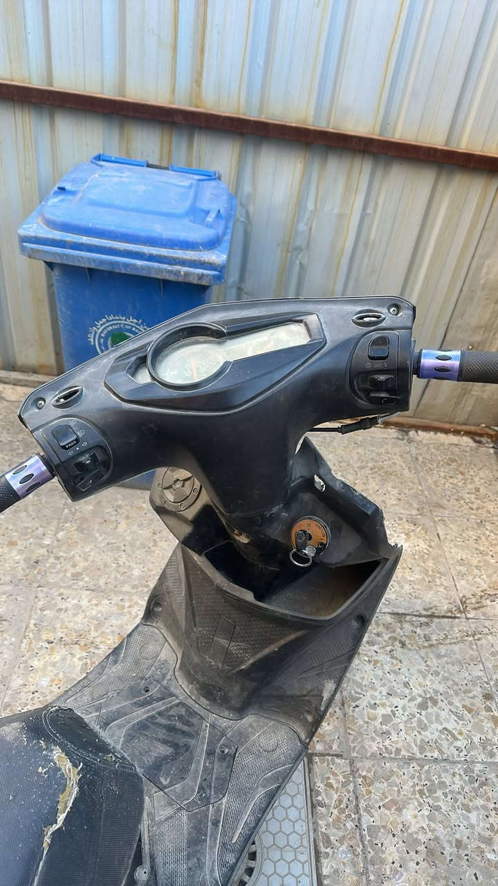 السلام عليكم دراجه سكنس مظلع حديث محرك ابلادي مامفتوح كهربائيات كله شغاله سلف هندر استان تعليك استان صفح جوزة ابلادية عوزة بس بجم لايت موجود وكفر لايت موجود العنوان بغداد شهداء البياع 
الاستفسار ‭+964 776 834 7543‬
