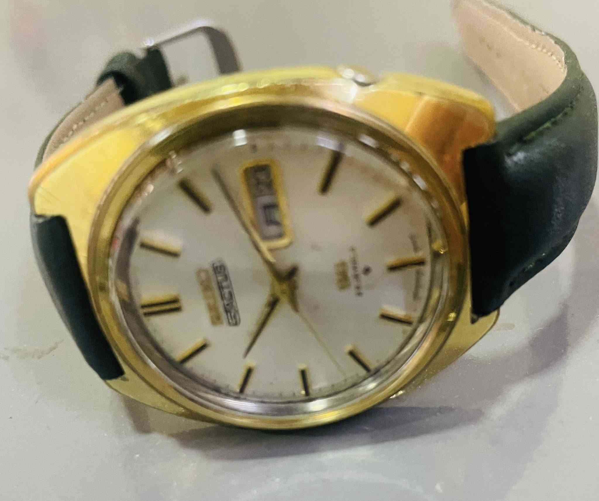 ساعة سيكو(أكتوس)… Seiko 5 Actus من النوادر انتاج السبعينات ياباني اصلي 
حركة الساعه أوتماتيك
الماكنة تحوي على 23 حجر
نافذه لعرض التاريخ اليومي والشهري باللغتين الانگليزيه واليابانيه
الهيكل طلاء ذهبي (Plated /SGP Gold)
نظافة الساعه ممتازه
وقت جداً مضبوط
السعر 175 ألف
للمهتم خاص ***********
المكان كركوك يوجد توصيل
