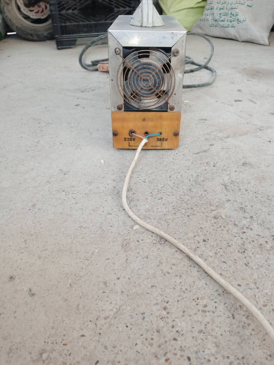 مكينه لحيم اصليه مكفوله حجم وسط شاحنه بطريات اصليه مكينه خياطه نوعيه راقيه شرط الشغل تشحن من كيفه بدون كهرباء أسعار مناسبة سكن بغداد سبع البور شارع السوداني هاتف ***********
