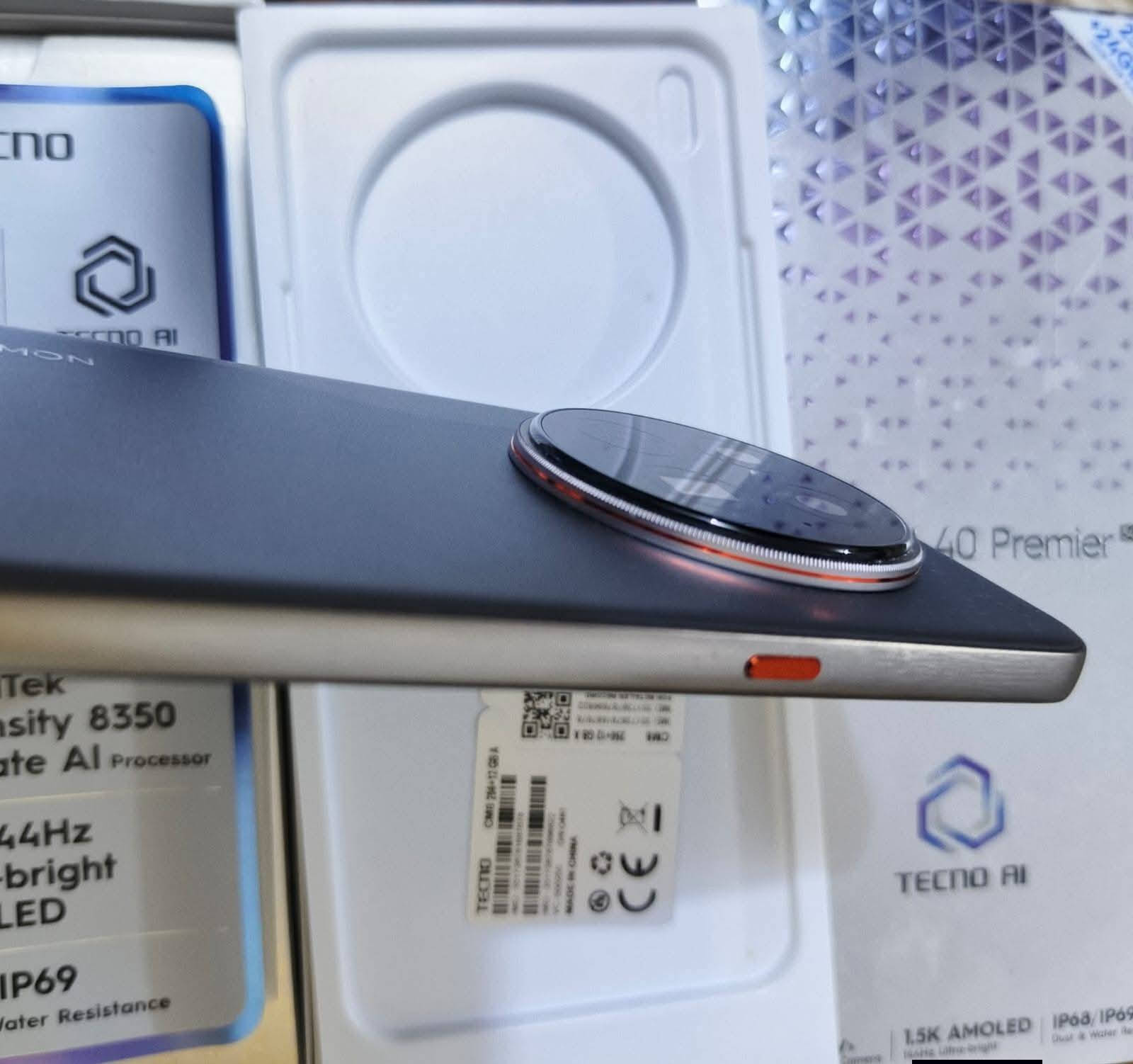 تكنو كامون 40 بريمير 5G
ذاكره 256 رام 12 
جهاز اخو الجديد كامل ملحقاته وزم كاميرا 100X 
سعر 400 رقمي ***********
