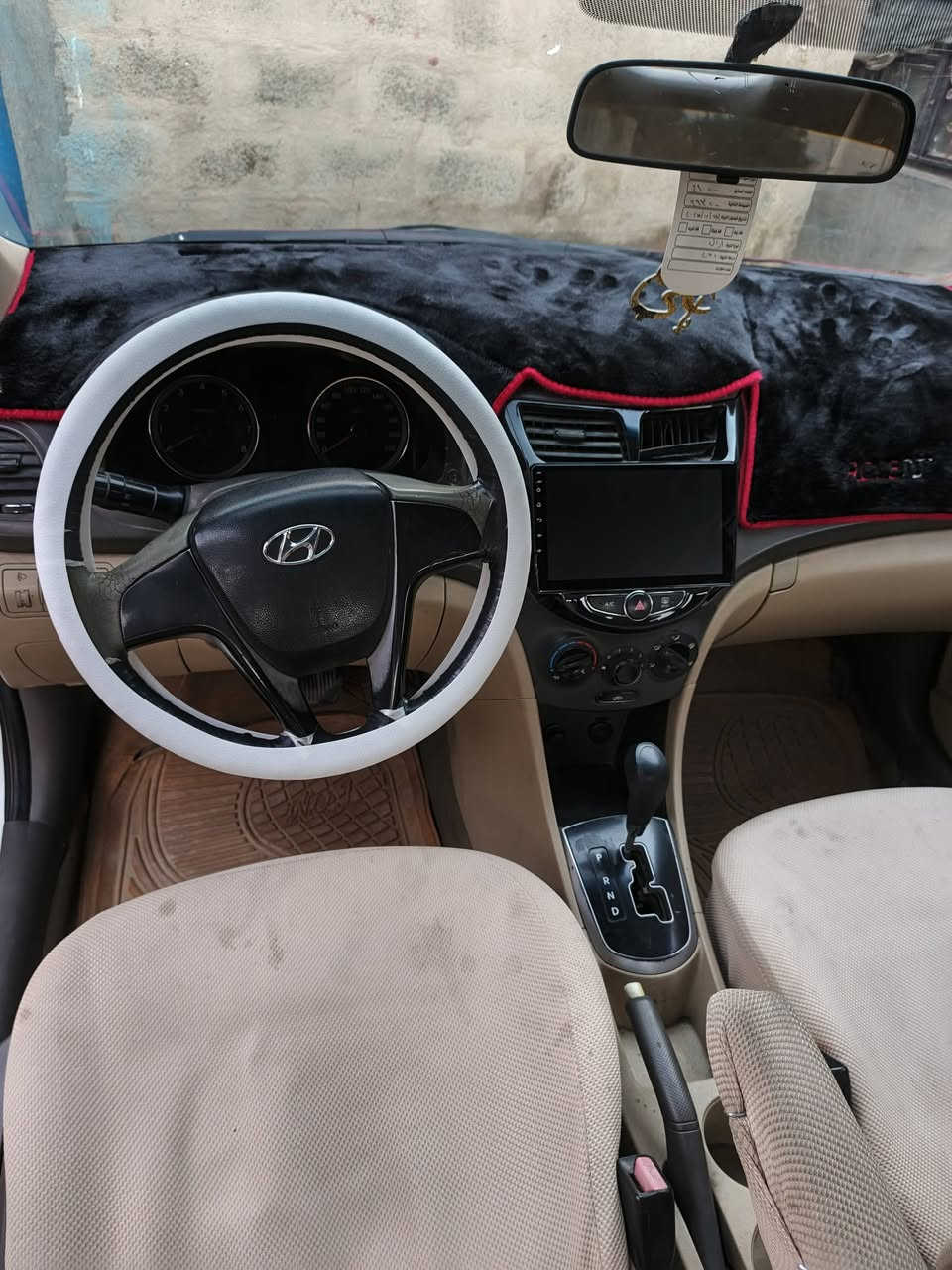 سلام عليكم اكسنت مديل 12وارد خليجي مبدل بنيد وجاملق وباب  مصفره هيئة وقرامات وبسمنه وشرط تحويل مباشر مكينه 1600حداديه وصدر كله جديد تخم تاير جديد *********** الاتصال والسعر 70وبيها مجال الطيبين قير متواجد عل فيس فقط تصال
