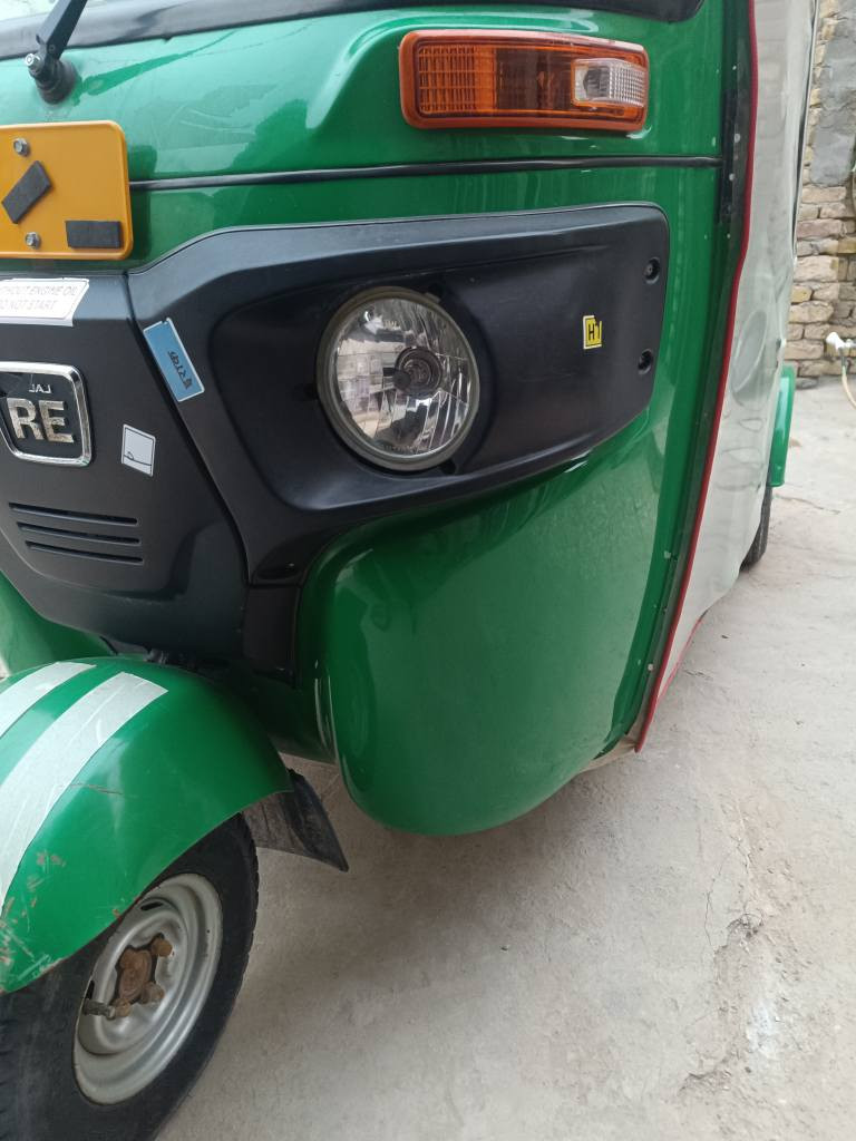 السلام عليكم
تكتك لون اخضر  موديل 22 كفاله عامه 
اورق بسمي احول وصل بسمك 
تكتك متوازي عل بيعتهه 
والشراي بيخير ويدللل.   مكاني القاسم. 

       ***********
