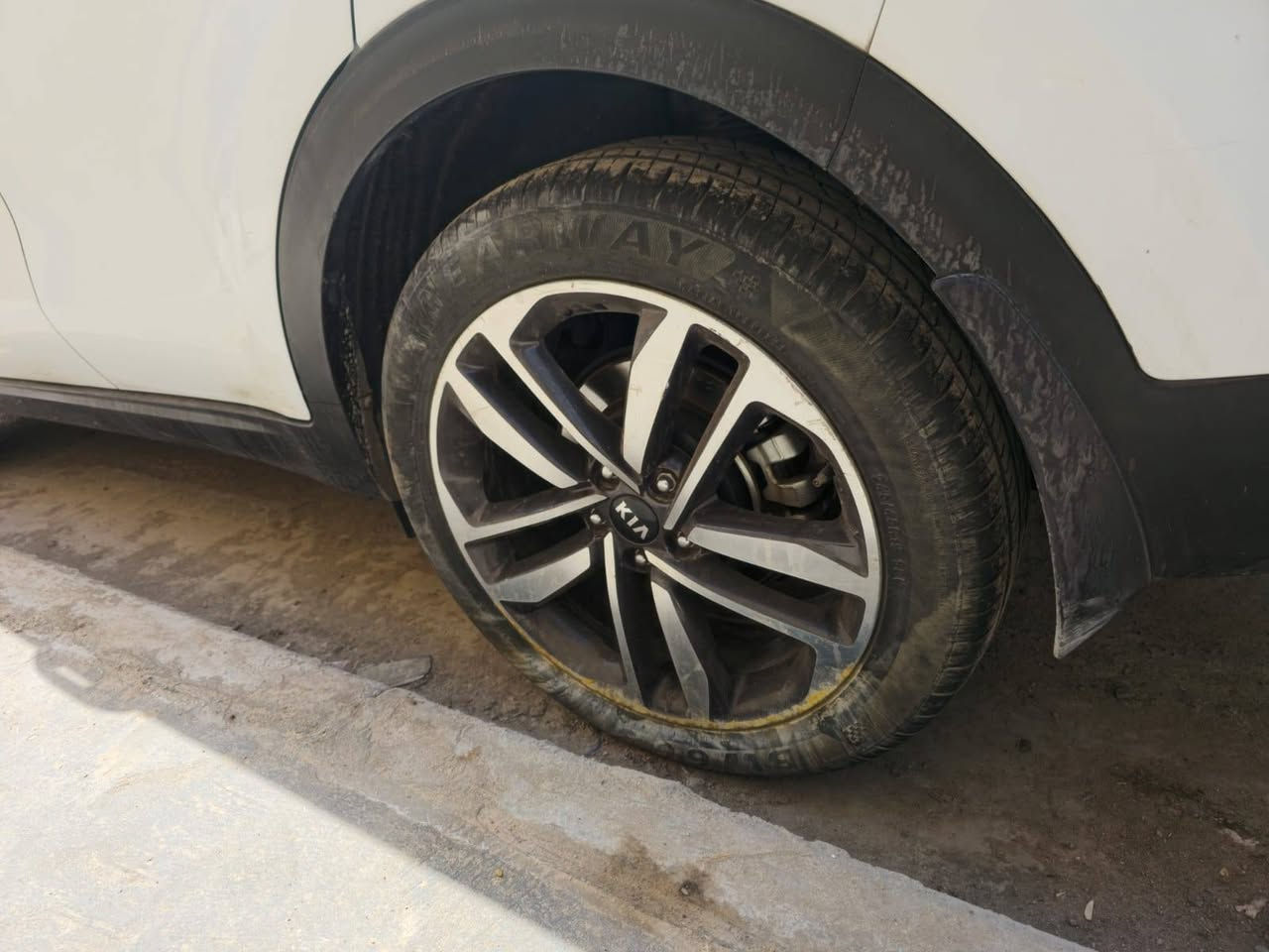 السلام عليكم 
سيارة سبوتج 2019 شكل 2020 ابيعاها على نفس وضعها ضربة السيارة بنيد و شباك الدعامية مع ضربة في التاير الخلفي الايسر مازدات السيارة الاصلية موجودة نضيفات 
مكان السيارة بغداد 
سعر السيارة مقفول على 165 
رقم التواصل ***********
