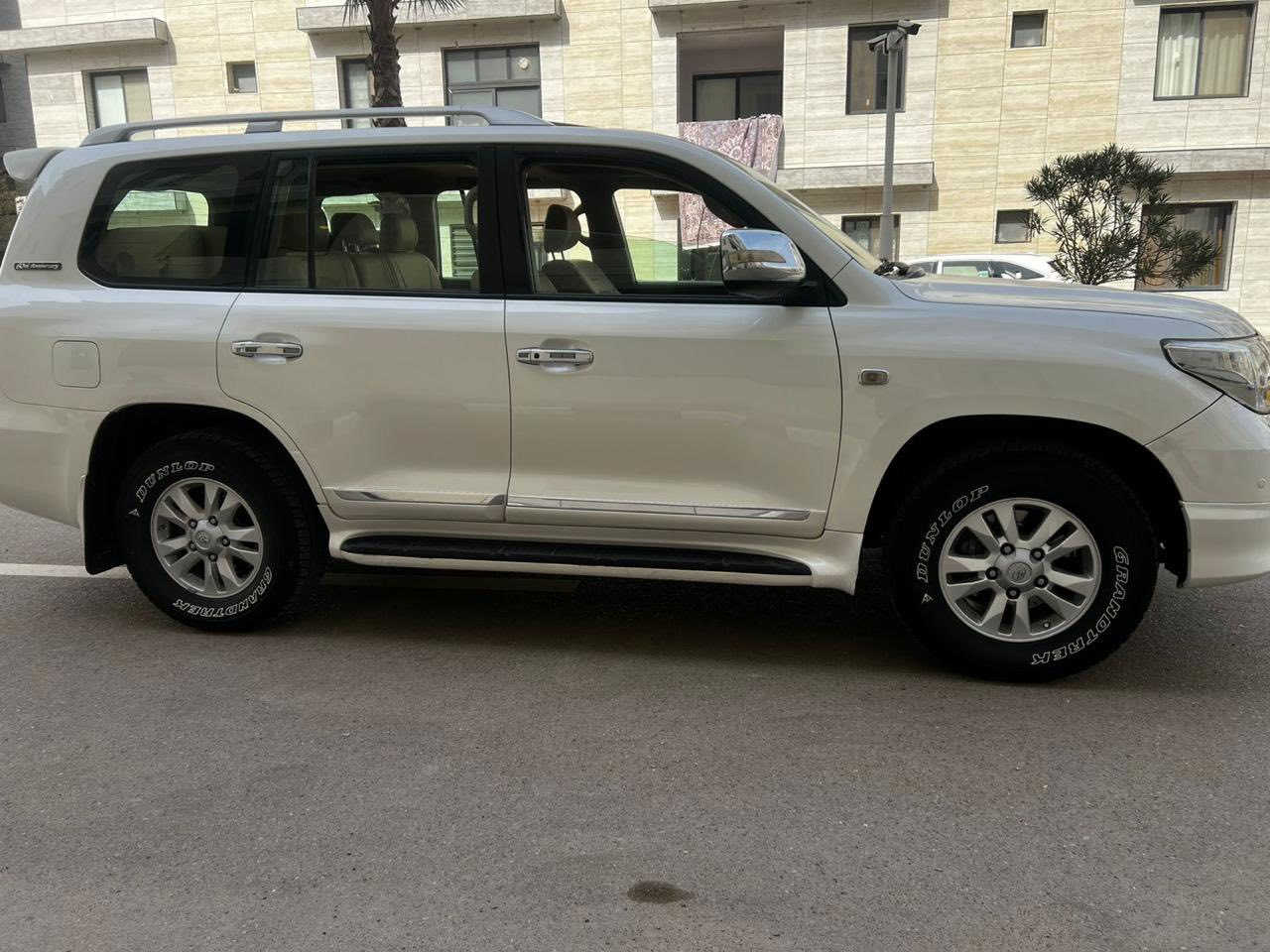 السلام عليكم لاندكروز موديل ١١ ستيني اصل تكمة وسنوية السيارة باسمي رقم دولي الجديد مكفول من حادث وصبغ وتبديل ومحرك وكير جاهزة ومابيها اي نقص تخم تاير وصدر جديد ونظافتها احلى من الصور 
فتحة سقف سلايت 
بصمة ابواب وتشغيل 
فور ويل 
سبعة راكب 
داخل جلد بيجي 
مقعد السائق كهرباء 
انارة داخلية
اشاير مري 
مري شفط 
تحكم ستيرن 
حساس امامي خلفي 
زراك لايت 
اضاءة زنون 
مكانها بغداد وسعرها ٣٢٠ للاتصال ***********
