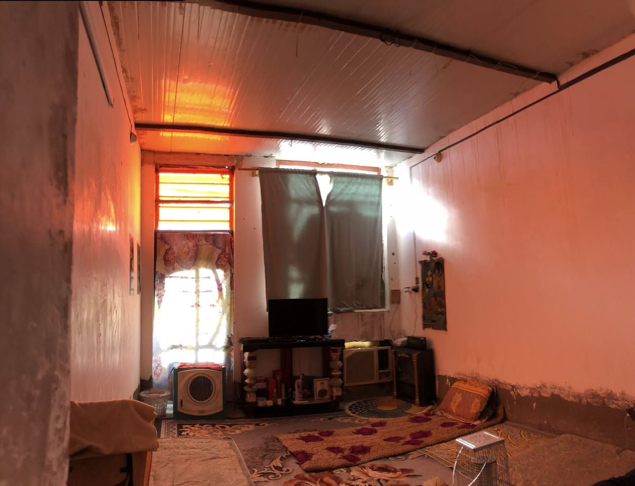 بيت للبيع في الحله حي العسكري شارع 80 حي النصر قريب على الشارع ويتوفر ماء دائماً والمولدة قريبة :البيت 100 متر مربع  سقف سندويش  طابو زراعي سند 25 يحتوي على غرفه مطبخ صاله كليدور السعر 37مليون باقي التفاصيل الإتصال على رقم صاحب البيت  ‭.  ***********‬
