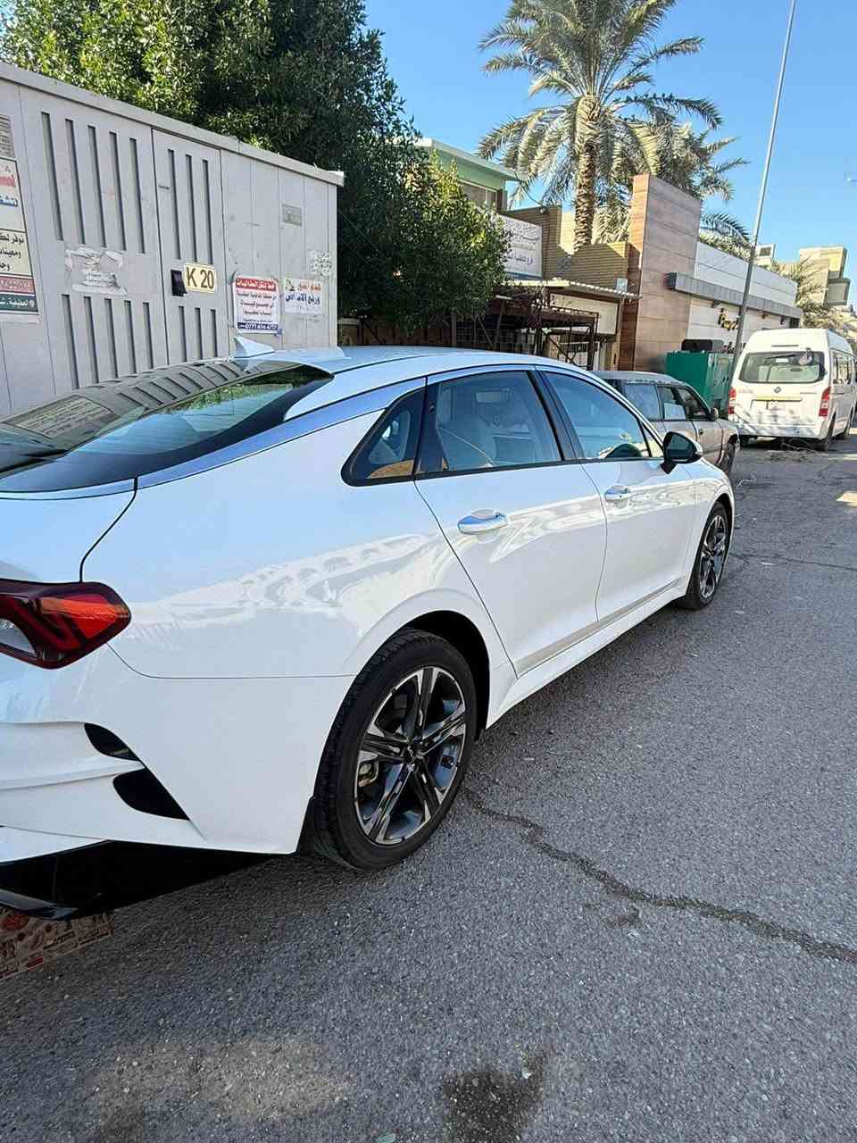 K5 
موديل 2023 
ماشيه 41 الف كيلو 
وكالة nim
مكفوله من الصبغ والبارد
بصمه 
شاشة 
تبريد قطعتين 
مري شفط 
كشن كهرباء 
حساس امامي خلفي 
زنون 
بك لايت متصل 
لد امامي نهاري 
و بيه بعد مواصفات 
السياره جديده و استخدام شخصي 
رقم بغداد الإنكليزي باسمي 
مكاني بغداد الكرخ شارع14 رمضان 
السعر 205 و بيه مجال 
*********** بغداد, العراق
