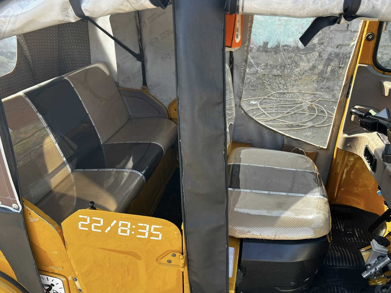 تفاصيل داخل صوره
