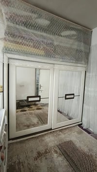 يوجد غرفة نوم نظيفه وصوبه غازيه وكهرباء بعده جديد ومكنسه وطباخ مع غنين...