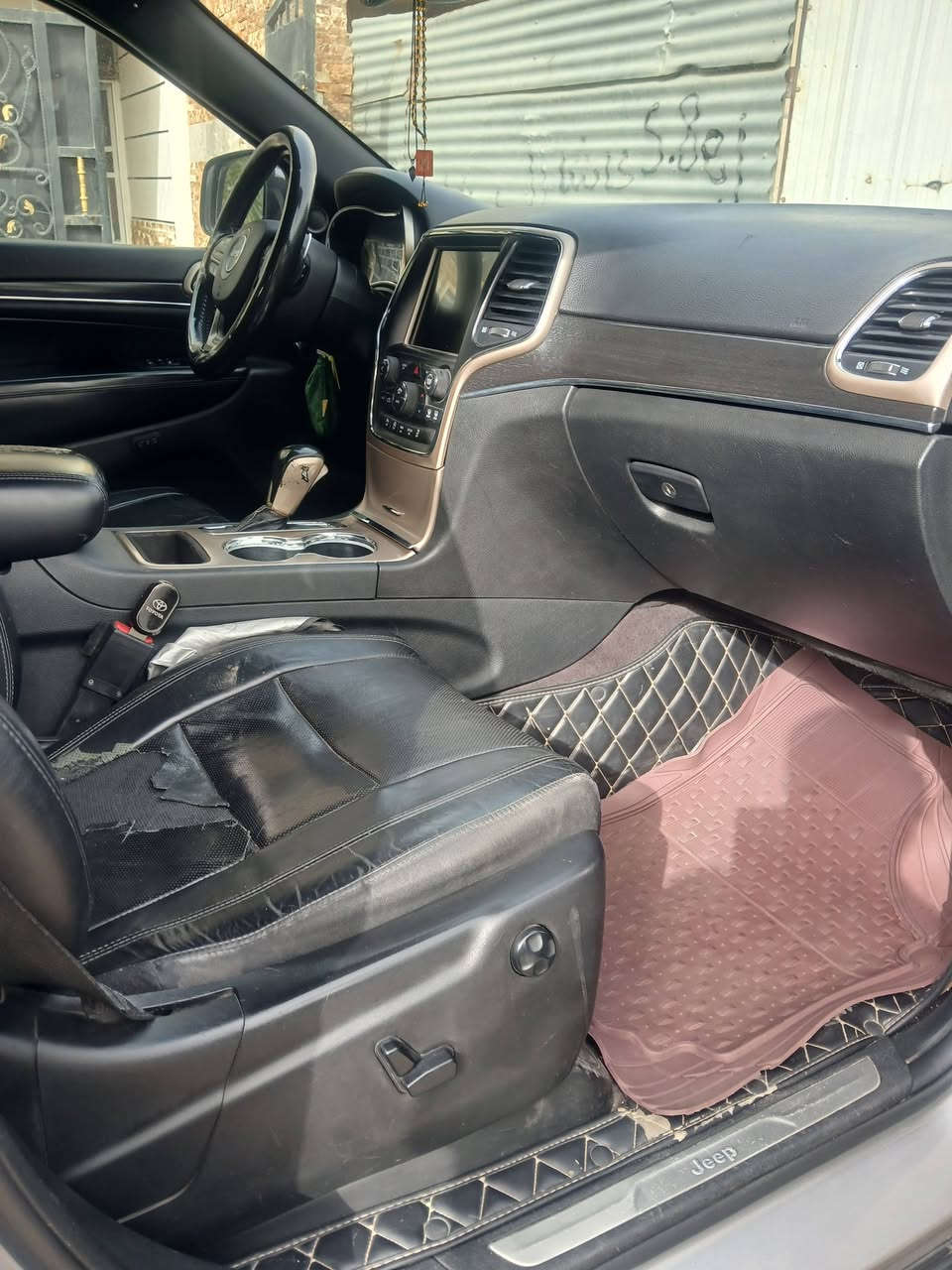جيب لمتدت فول مواصفات بأسمي بغداد موديل ١٧ كير محرك تبريد كهربائيات كلها ممتازة حادثها جاملغ وبنيد والبجم كبس وكتف الجاملغ بي صبغ والدوسة جوة رجل السايق بيها صبغ وماشر عليهن باللون الأزرق السعر ١٨٥ وبيهه مجال بسيط للشراي ورجاءا الشراي يجي ويشوف وبخدمته .شكرا لإدارة الموقع الإتصال او واتساب ***********
للعلم السيارة بدون ايرباك.
