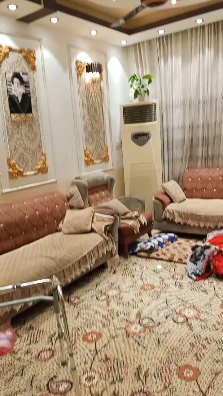 سلام عليكم عندي بيت البيع 150متر ابيت جديد قاطين غرف اربعه واستقبال ومطبخ وحمامات  ثلاثه مكانه بل مصاليخ قرب حسينيه البو ناصر وليحب يتصل على هاذا الرقم  ***********
